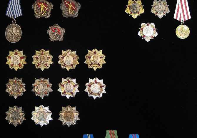 Kancelari ne Tirane - 1,000 Leke