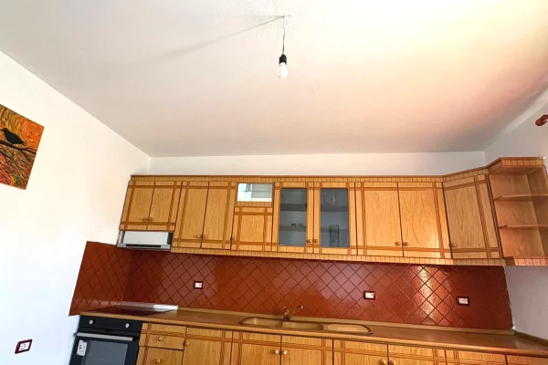 Shtepi me qera Shtepi Private ne Tirane, 2+1, Mobilimi E mobiluar, Pagesa 38,000  Leke.