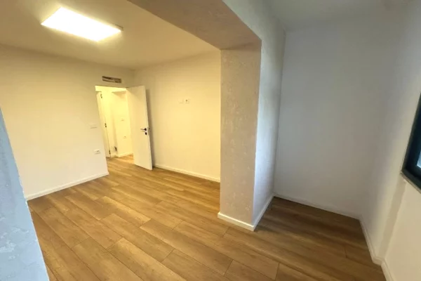 Ambient biznesi me qera 3+1 ne Tirane - 75,000 Leke