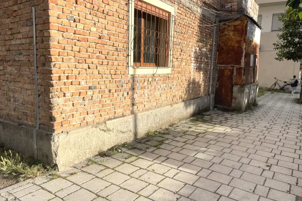 Shtepi ne shitje Apartament ne Berat, 1+1, Mobilimi E mobiluar, Pagesa 63,000  Euro.