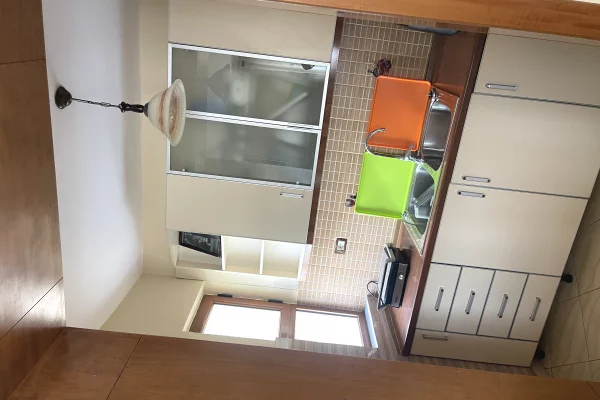 Shtepi ne shitje Apartament ne Berat, 1+1, Mobilimi E mobiluar, Pagesa 63,000  Euro.