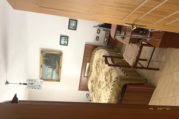 Shtepi ne shitje Apartament ne Berat, 1+1, Mobilimi E mobiluar, Pagesa 63,000  Euro.