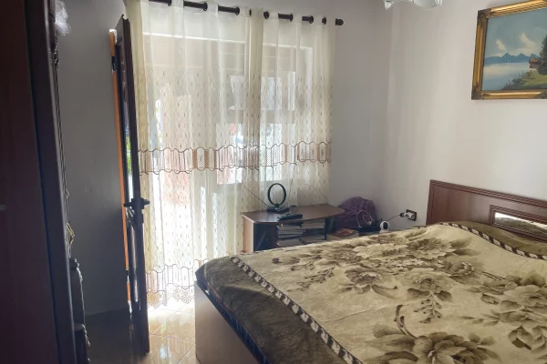 Shtepi ne shitje Apartament ne Berat, 1+1, Mobilimi E mobiluar, Pagesa 63,000  Euro.
