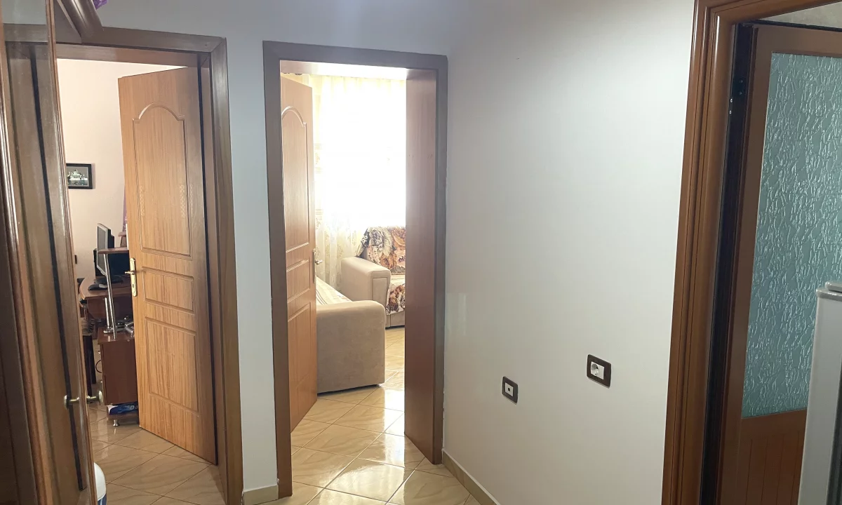 Shtepi ne shitje Apartament ne Berat, 1+1, Mobilimi E mobiluar, Pagesa 63,000  Euro.