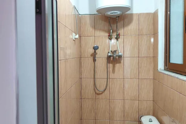 Ambient biznesi me qera 1+1 ne Tirane - 30,000 Leke