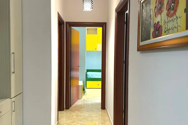 Shtepi me qera Apartament ne Tirane, 2+1, Mobilimi E mobiluar, Pagesa 70,000  Leke.