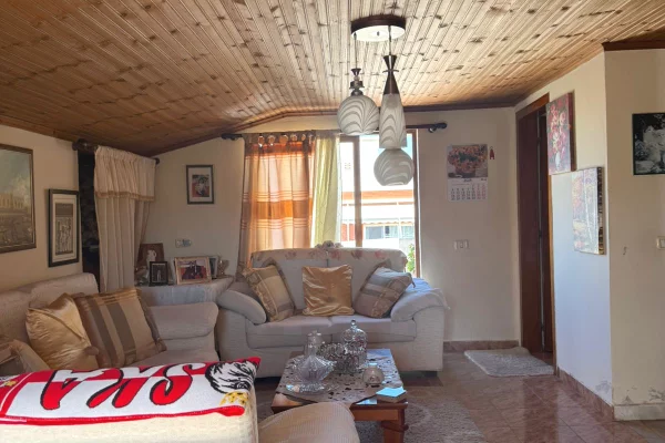 Shtepi ne shitje Papafingo(kati i catise) ne Tirane, 2+1, Mobilimi E mobiluar, Pagesa 130,000  Euro.