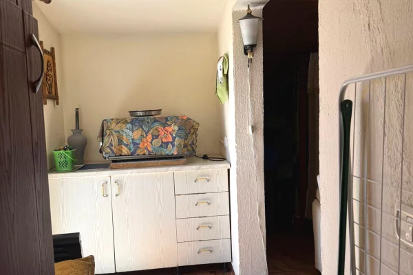 Shtepi ne shitje Papafingo(kati i catise) ne Tirane, 2+1, Mobilimi E mobiluar, Pagesa 130,000  Euro.
