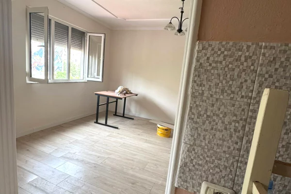 Shtepi ne shitje Apartament ne Tirane, 1+1, Mobilimi Bosh, pa mobiluar, Pagesa 115,000  Euro.
