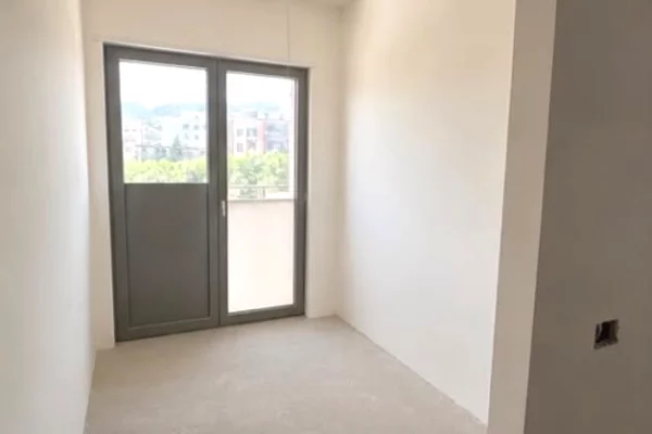 🏢 Jepet me Qera Ambient Premium te Kompleksi Delijorgji – 250m2