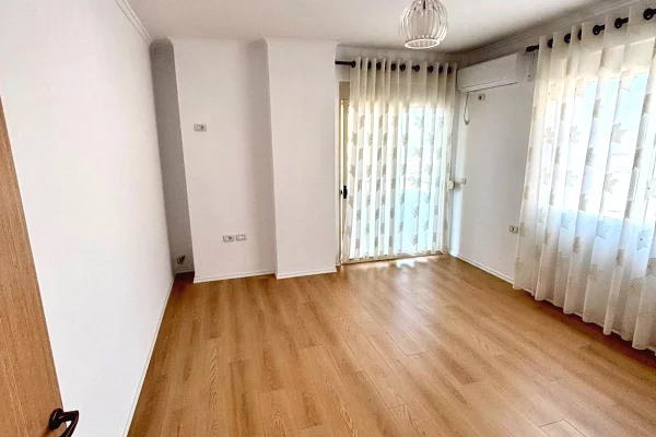 Shtepi ne shitje Apartament ne Tirane, 2+1, Mobilimi Bosh, pa mobiluar, Pagesa 1,290,000  Leke.