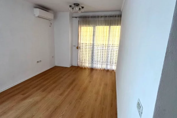 Shtepi ne shitje Apartament ne Tirane, 2+1, Mobilimi Bosh, pa mobiluar, Pagesa 1,290,000  Leke.