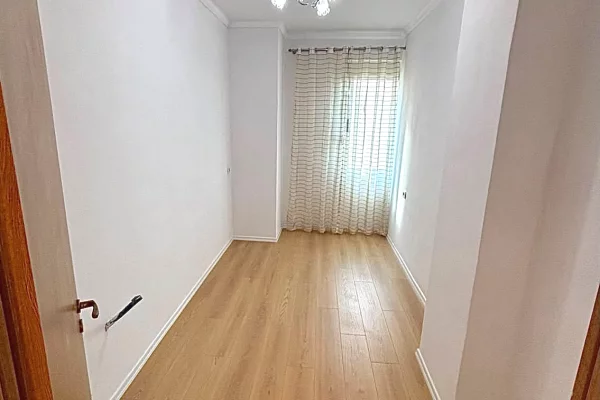 Shtepi ne shitje Apartament ne Tirane, 2+1, Mobilimi Bosh, pa mobiluar, Pagesa 1,290,000  Leke.