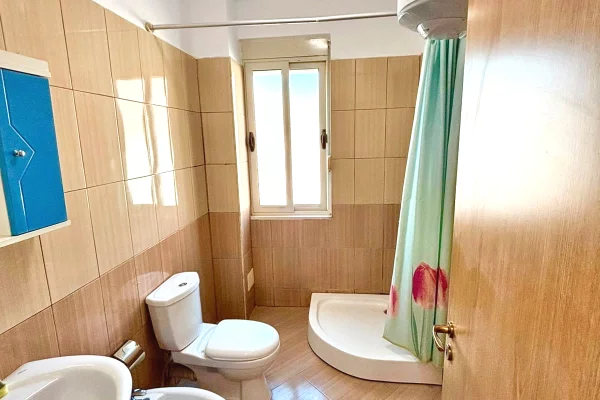 Shtepi ne shitje Apartament ne Tirane, 2+1, Mobilimi Bosh, pa mobiluar, Pagesa 1,290,000  Leke.