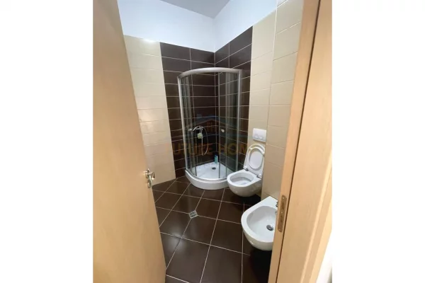 Jepet me Qera Apartament 2+1+2+Post Parkimi, Komuna e Parisit, Tiranë./AL68777