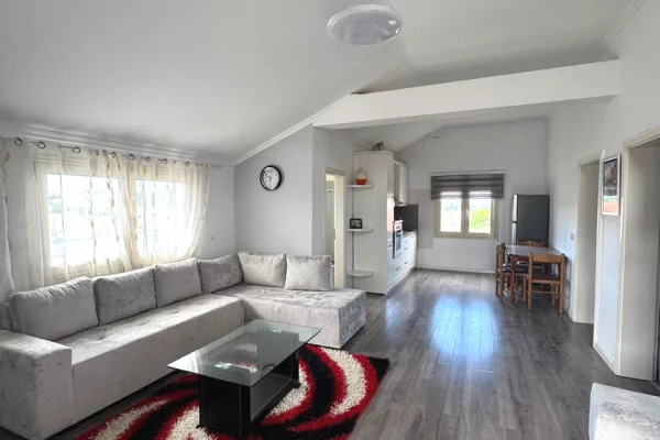 Shtepi me qera Apartament ne Tirane, 2+1, Mobilimi E mobiluar, Pagesa 44,000  Leke.