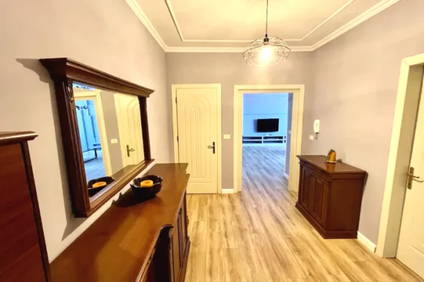 Shtepi me qera Apartament ne Tirane, 2+1, Mobilimi E mobiluar, Pagesa 1,000  Euro.