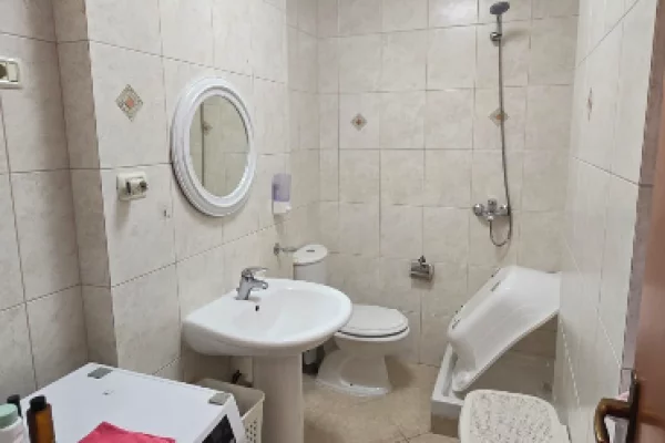 Shtepi me qera Apartament ne Tirane, 2+1, Mobilimi E mobiluar, Pagesa 85,000  Leke.