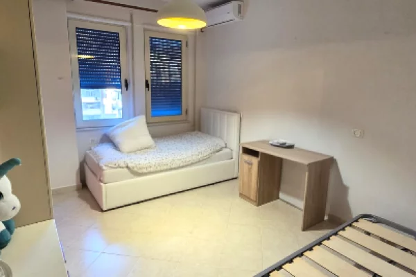 Shtepi me qera Apartament ne Tirane, 2+1, Mobilimi E mobiluar, Pagesa 85,000  Leke.