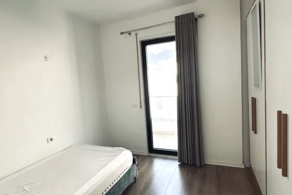 Shtepi ne shitje Apartament ne Tirane, 3+1, Mobilimi Pjeserisht e mobiluar, Pagesa 370,050  Euro.