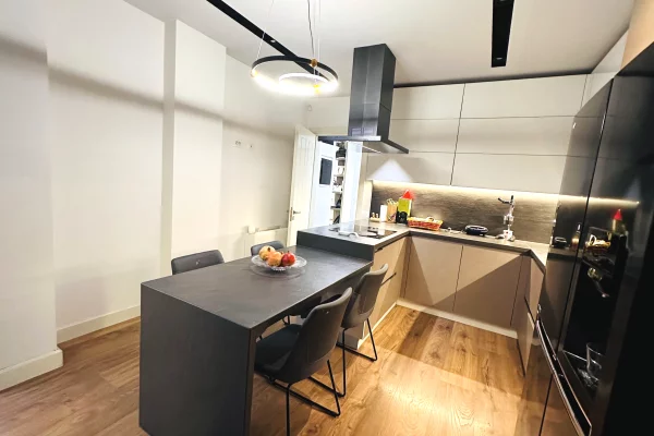 Shtepi ne shitje Apartament ne Tirane, 5+1, Mobilimi E mobiluar, Pagesa 900,060  Euro.