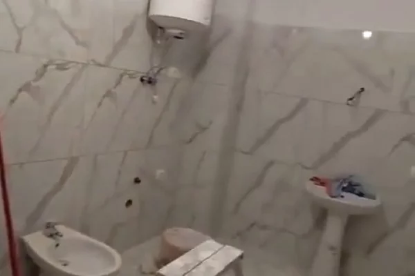 Shtepi ne shitje Apartament ne Durres, 2+1, Mobilimi Bosh, pa mobiluar, Pagesa 160,000  Euro.