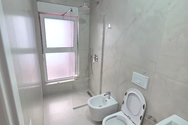 Shtepi me qera Apartament ne Tirane, 2+1, Mobilimi E mobiluar, Pagesa 50,000  Leke.