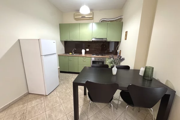 Shtepi me qera Apartament ne Tirane, 1+1, Mobilimi E mobiluar, Pagesa 50,000  Leke.