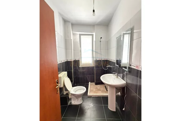 Shtepi me qera Apartament ne Tirane, 2+1, Mobilimi E mobiluar, Pagesa 450  Euro.