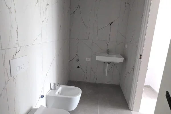 Shtepi ne shitje Apartament ne Vlore, 1+1, Mobilimi Bosh, pa mobiluar, Pagesa 175,000  Euro.