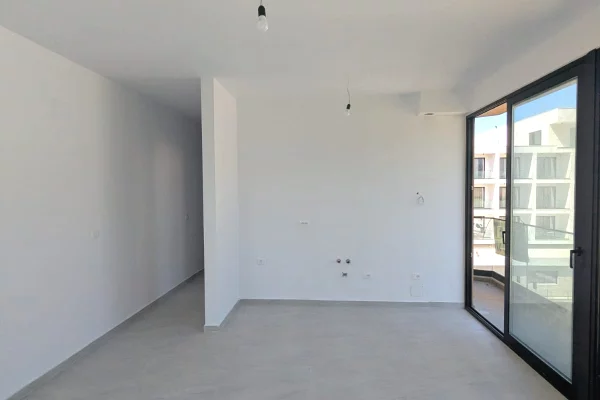 Shtepi ne shitje Apartament ne Vlore, 1+1, Mobilimi Bosh, pa mobiluar, Pagesa 175,000  Euro.