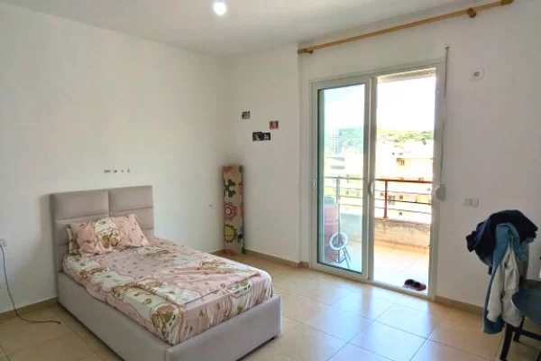 Shtepi ne shitje Apartament ne Vlore, 2+1, Mobilimi Pjeserisht e mobiluar, Pagesa 139,000  Euro.