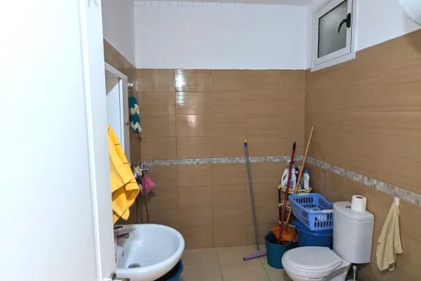 Shtepi ne shitje Apartament ne Vlore, 2+1, Mobilimi Pjeserisht e mobiluar, Pagesa 139,000  Euro.