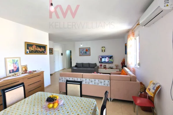 Shtepi ne shitje Apartament ne Vlore, 2+1, Mobilimi Pjeserisht e mobiluar, Pagesa 139,000  Euro.