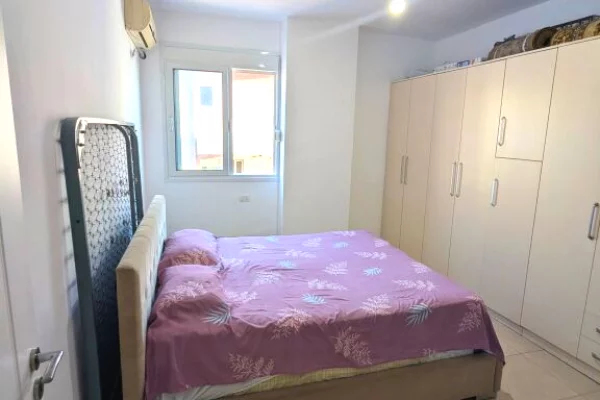 Shtepi ne shitje Apartament ne Vlore, 2+1, Mobilimi Pjeserisht e mobiluar, Pagesa 139,000  Euro.