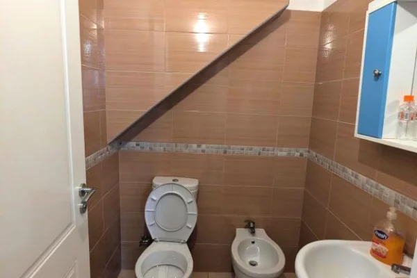 Shtepi ne shitje Apartament ne Vlore, 2+1, Mobilimi Pjeserisht e mobiluar, Pagesa 139,000  Euro.