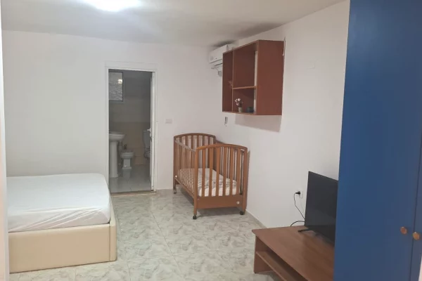 Shtepi me qera Apartament ne Vlore, 1+1, Mobilimi E mobiluar, Pagesa 30,000  Leke.