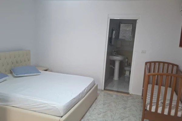 Shtepi me qera Apartament ne Vlore, 1+1, Mobilimi E mobiluar, Pagesa 30,000  Leke.