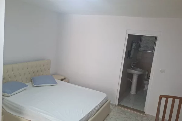 Shtepi me qera Apartament ne Vlore, 1+1, Mobilimi E mobiluar, Pagesa 30,000  Leke.