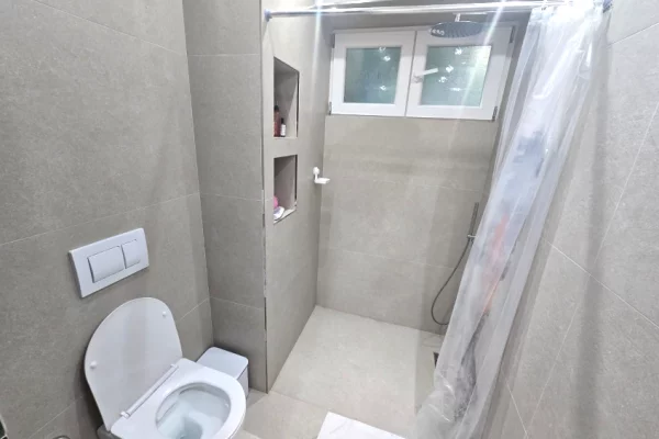 Shtepi ne shitje Apartament ne Tirane, 1+1, Mobilimi E mobiluar, Pagesa 200,000  Euro.