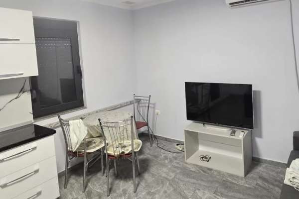 Shtepi me qera Apartament ne Tirane, 2+1, Mobilimi E mobiluar, Pagesa 150  Euro.
