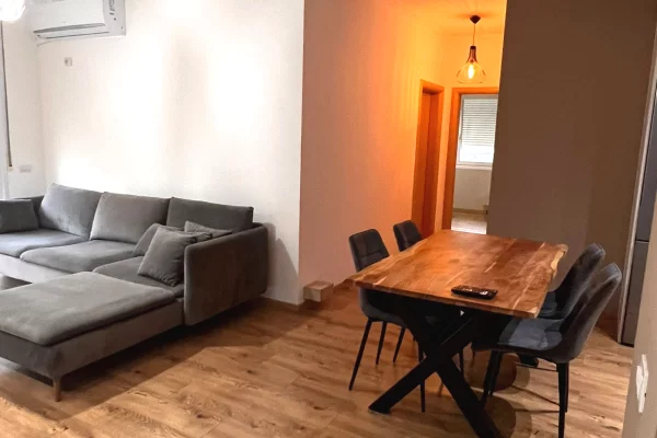 Shtepi ne shitje Apartament ne Tirane, 2+1, Mobilimi E mobiluar, Pagesa 25,000,000  Leke.