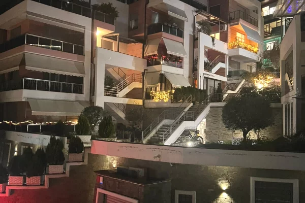 Shtepi ne shitje Apartament ne Tirane, 2+1, Mobilimi E mobiluar, Pagesa 25,000,000  Leke.