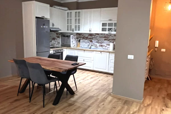 Shtepi ne shitje Apartament ne Tirane, 2+1, Mobilimi E mobiluar, Pagesa 25,000,000  Leke.