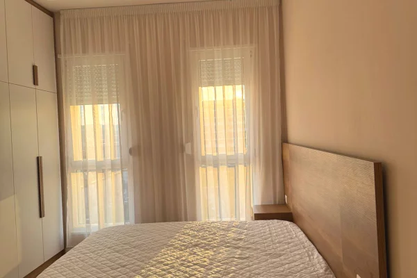 Shtepi me qera Apartament ne Tirane, 2+1, Mobilimi E mobiluar, Pagesa 55,000  Leke.