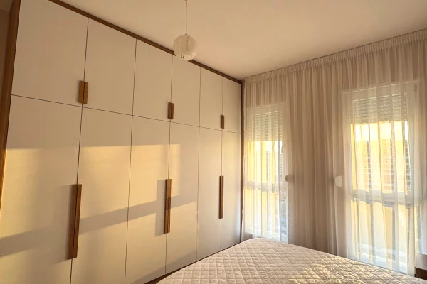 Shtepi me qera Apartament ne Tirane, 2+1, Mobilimi E mobiluar, Pagesa 55,000  Leke.