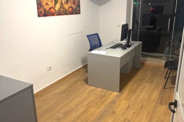 Ambient zyre me qera prane Xhamise se Tabakeve 