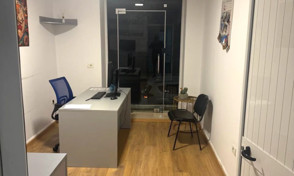 Ambient zyre me qera prane Xhamise se Tabakeve 