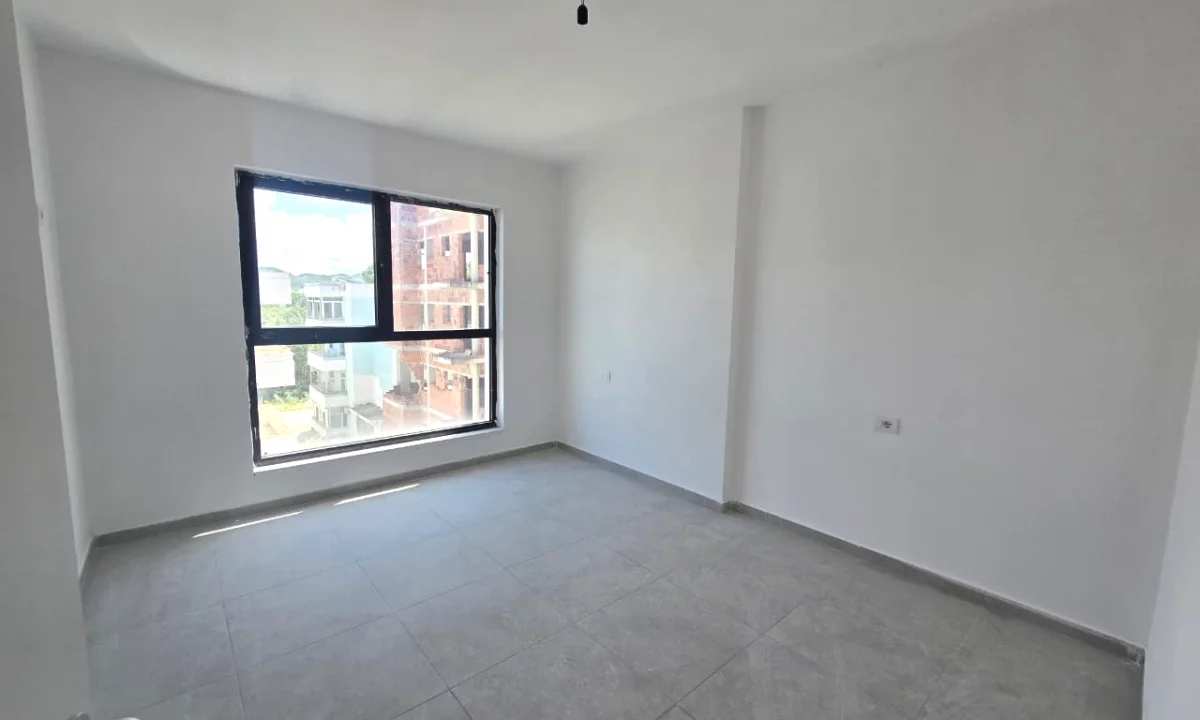 Shtepi ne shitje Apartament ne Durres, 2+1, Mobilimi Bosh, pa mobiluar, Pagesa 111,000  Euro.