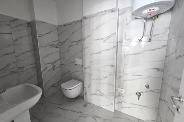 Shtepi ne shitje Apartament ne Durres, 2+1, Mobilimi Bosh, pa mobiluar, Pagesa 111,000  Euro.